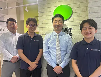 ���O�ɑg��ł����������X�[�c�p�̒j��2�l�̎ʐ^