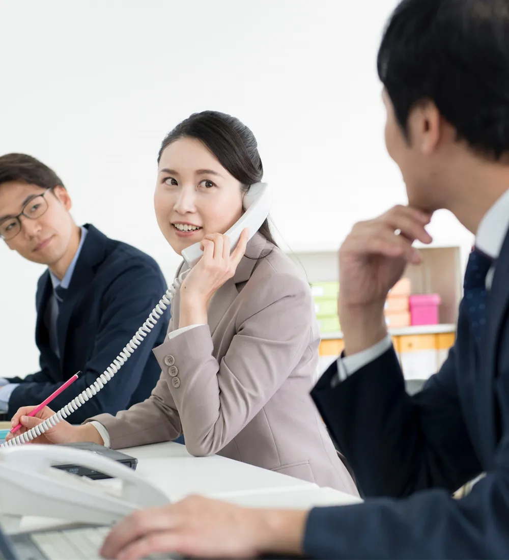 �d�b�Ή����̎Ј��Ƃ��̗l�q����������2�l�̎Ј��̎ʐ^